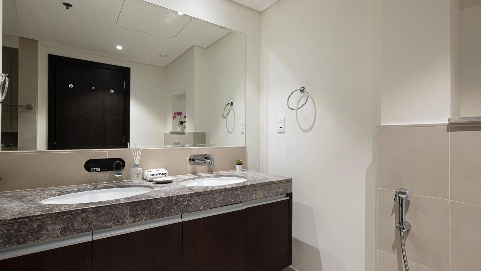Smartstay At Creek Residences - Burj Khalifa Skyline View - Modern Luxury Apartments Dubai
